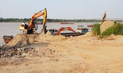 Hành lang đê ngăn lũ ở Hà Nội bị lấn chiếm làm nơi kinh doanh