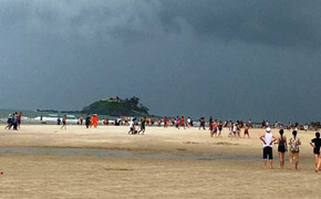 Video: Nghe điện thoại dưới trời mưa dông, bị sét đánh chết thương tâm