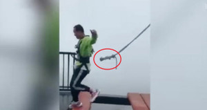 Clip: Dây an toàn tuột khỏi người du khách trên cầu treo cao 300m