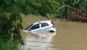 Clip: Tài xế quên kéo phanh tay, taxi trôi thẳng xuống sông