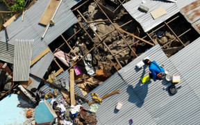 Video: Xót xa người dân 'thị trấn thây ma' ở Indonesia bới rác ăn sau động đất