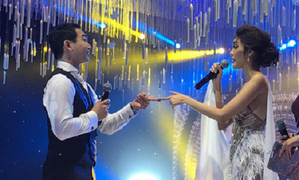 Lan Khuê diện váy siêu sexy, cùng chú rể John Tuấn Nguyễn khiêu vũ khuấy động hôn lễ