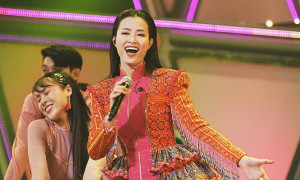 Đông Nhi diện trang phục H’Mông, đội nón lá gây ấn tượng với khán giả Nhật Bản