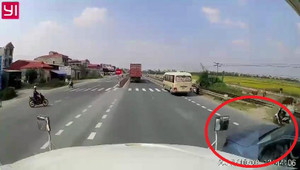 Hãi hùng cảnh ô tô bán tải vượt ẩu, ép container đánh lái lao sang làn ngược chiều