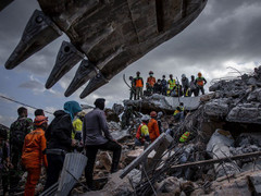 Đau xót người cha gào thét tìm kiếm con gái 7 ngày sau thảm họa ở Indonesia