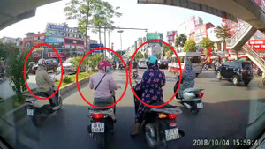 Clip: 3 ninja dừng đèn đỏ kết hợp tránh nắng, tài xế ô tô sốt ruột bóp còi