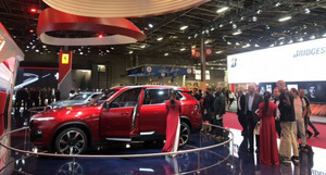 Gian hàng VinFast hút công chúng tham quan Paris Motor Show