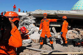 Video: Indonesia dốc mọi nguồn lực cứu trợ nạn nhân thảm họa kép