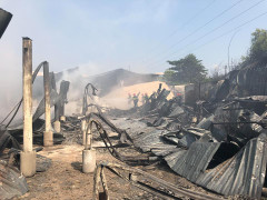Ảnh: Xưởng đan ghế xuất khẩu rộng 3.000m2 ở Huế bị thiêu rụi