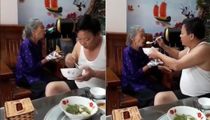 Cảm động cảnh con trai bón cơm, nịnh mẹ già 90 tuổi ăn từng thìa