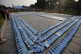 Ảnh: Một trăm bạn trẻ xếp domino 3000 cuốn sách trước cổng Hoàng Thành Thăng Long