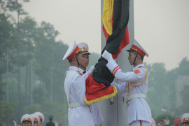 Ảnh: Lễ thượng cờ rủ Quốc tang nguyên Tổng Bí thư Đỗ Mười