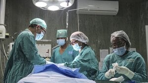 Hy hữu: Mẹ nhiễm HIV hiến tạng cứu con