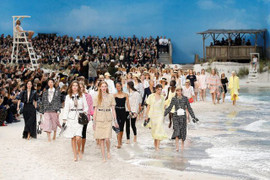 Biến bảo tàng thành bãi biển để diễn thời trang