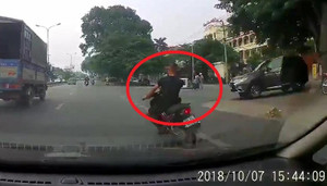 Clip: Thanh niên đầu trần lạng lách xe máy trên quốc lộ và cái kết đắng