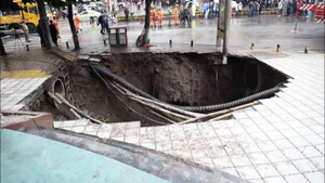 Clip: 'Hố tử thần' khổng lồ sâu 6m há miệng, 1 người chết, 3 người mất tích