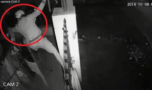 Clip: Kẻ biến thái trèo cổng, trộm đồ lót của nhà dân ở Đồng Nai