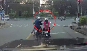 Clip: Cướp đi xe máy giật điện thoại trên tay cô gái dừng đèn đỏ