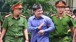 Thoát tội giết người, kẻ chém lìa tay đối thủ cười tươi khi rời tòa