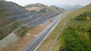 Video: Đường BOT gần 3.000 tỷ đồng xuyên núi nối Hà Nội - Hòa Bình nhìn từ flycam