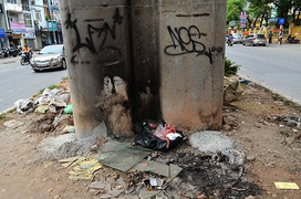 Video: Gầm đường sắt trên cao Cát Linh - Hà Đông nhếch nhác, đầy rác