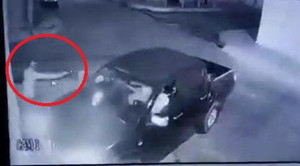 Clip: Cầm súng đi cướp bất thành, bị nạn nhân bắn gục