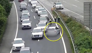 Clip: Nữ tài xế hồn nhiên quay đầu ô tô trên cao tốc và cái kết đắng