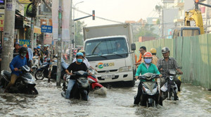 Ảnh: Triều cường đạt đỉnh, nhiều xe chết máy giữa dòng nước ngập ở TP HCM