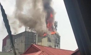 Clip: Cháy lớn quán karaoke ở phố Hào Nam, Hà Nội