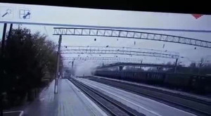 Video: Cầu đường bộ đổ sập ngay phía trên đường ray ở Nga