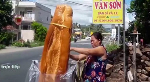 Bánh mỳ khổng lồ dài 1m ở An Giang khiến thế giới sửng sốt
