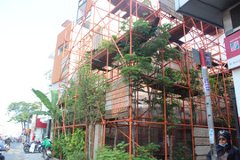 Quán cà phê độc đáo được làm từ giàn giáo và vật liệu cũ ở Sài Gòn