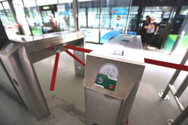 Video: Người Hà Nội quẹt thẻ thông minh để lên xe buýt BRT