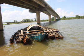 Bị công an truy đuổi, 2 kẻ buôn gỗ lậu ‘bỏ của chạy lấy người’