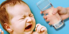 Trẻ sơ sinh có thể nhiễm độc, mất mạng nếu mẹ cứ muốn con uống nước