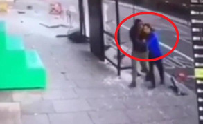 Clip: Thoát chết sau tai nạn kinh hoàng, 2 người đàn ông hoảng loạn ôm chặt nhau