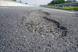 Bộ trưởng Giao thông Vận tải yêu cầu tạm dừng thu phí cao tốc gần 35.000 tỷ đồng chi chít ổ gà