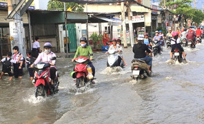 TP.HCM: Dân điểm nóng triều cường bình thản lội nước về nhà