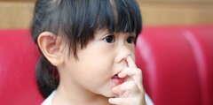 Dùng tay ngoáy mũi, coi chừng nhiễm vi khuẩn gây bệnh nguy hiểm chết người