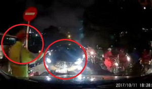 Clip: Thấy ô tô đi ngược chiều giờ cao điểm, tài xế hô hoán, 'mách' CSGT