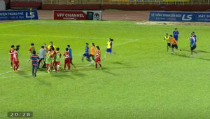 Video: Cầu thủ nữ lao vào đánh nhau trên sân Thống Nhất sau trận đấu bạo lực