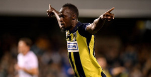 Video: Huyền thoại điền kinh Usain Bolt ghi 2 bàn ngay lần đầu đá chính