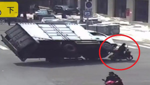 Clip: Cú drift thần thánh giúp cô gái thoát chết trong gang tấc