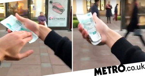 Video: Thanh niên Nga ngồi xe sang, ném tiền qua cửa sổ