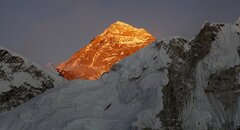 Sạt lở trên dãy Himalaya, chôn vùi 9 nhà leo núi trong đêm
