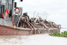 Video: Ngư dân Hải Phòng vây bắt 3 tàu cát tặc ở cửa sông