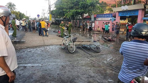 Dây điện rơi trước cổng trường, 6 học sinh thương vong