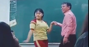 Màn khiêu vũ ngay trên bục giảng của thầy trò Sài Gòn khiến cả lớp cười lăn lộn