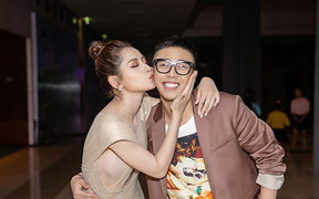 Chi Pu mặc váy xuyên thấu, hôn stylist Hoàng Ku ngay trên thảm đỏ