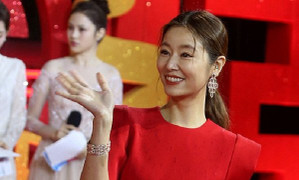 Lâm Tâm Như trẻ trung trên thảm đỏ sau khi bị chê nhan sắc già nua